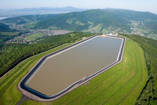 zbiornik wodny na górze żar